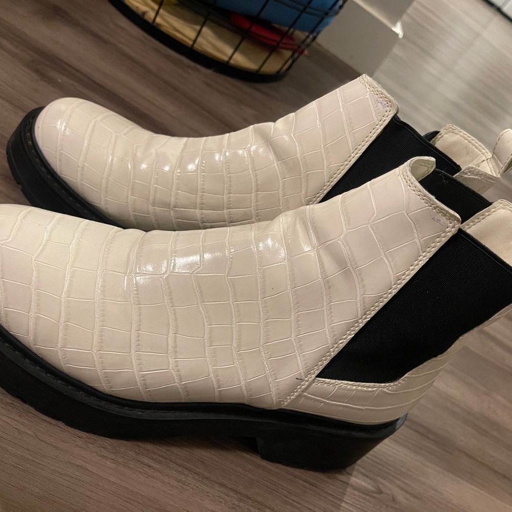 Steve Madden Cream and Black Ankle Boots